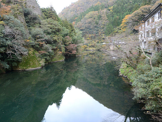 立久恵峡 神戸川と旅館_立久恵峡