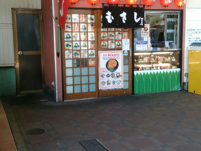 お店の外観。隣は切符の販売機があります。_むすび むさし 横川店