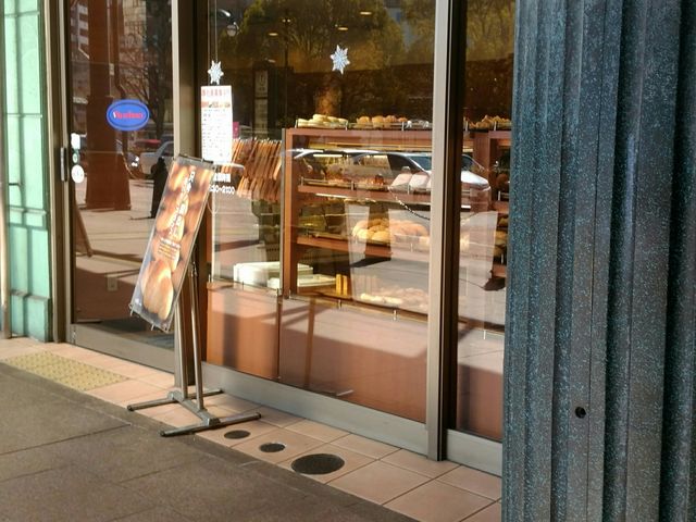日当たり抜群のお店の外観!窓側の席は夏は暑いです。_VIE DE FRANCE 横川