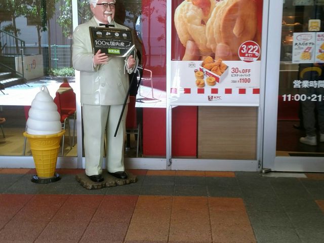 お店の入口に立っているカーネルサンダー_ケンタッキーフライドチキンフレスタ横川店