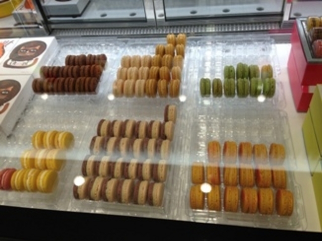マカロン_ピエール・エルメ・パリ JR大阪三越伊勢丹店
