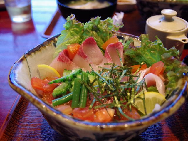 串間のご当地グルメ。串間活〆ぶりプリ丼ぶり。サラダとあら汁付いて1080円。旨し!_大乃屋