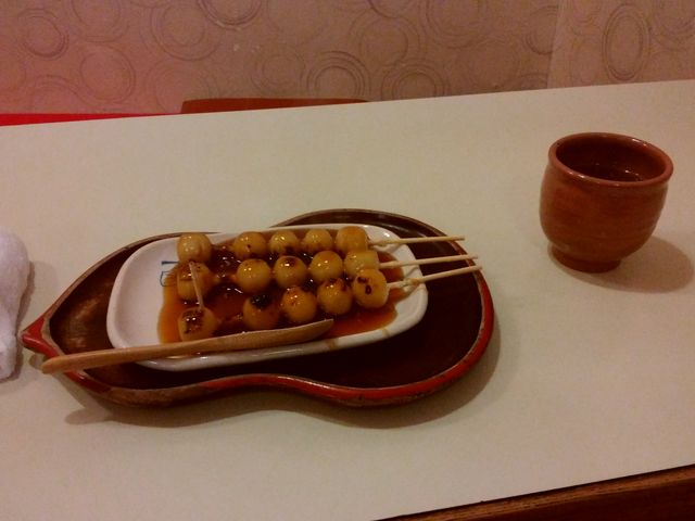 食べやすく楊枝がさしてあります_加茂みたらし茶屋