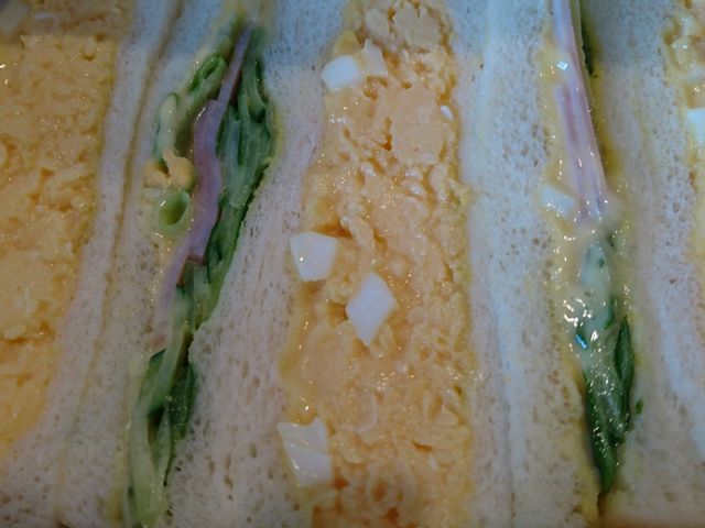 タマゴと野菜、2切れずつですがお腹いっぱい。
_サンドウイッチ ルマン