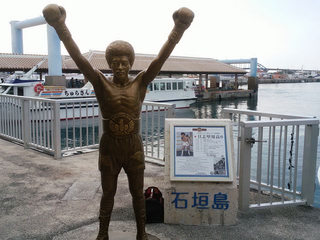 具志堅用高さんブロンズ像_石垣港離島ターミナル