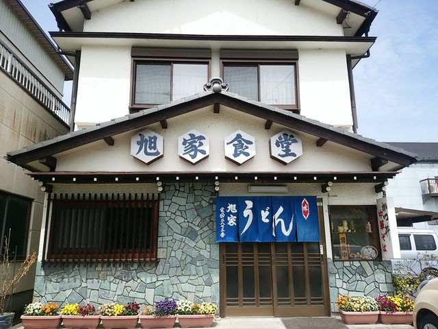 店の前が駐車場です_旭家食堂