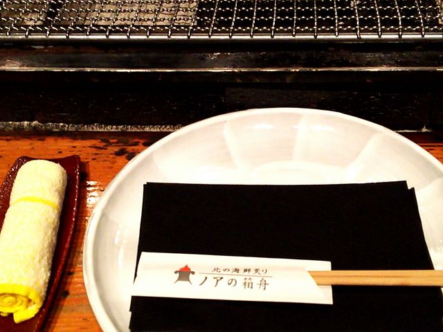 テーブルに炭があります_北の海鮮炙り ノアの箱舟