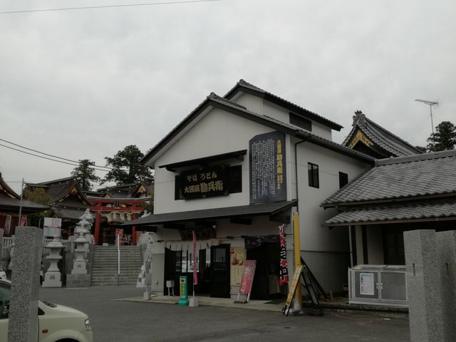 周りは駐車場_結夢庵