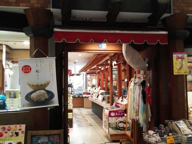 店頭には食器等も並びます。_ぶどうの木&鎌倉座 阿佐ヶ谷店