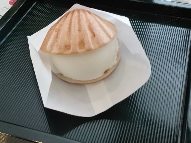 ハチミツアイス最中。_松治郎の舗