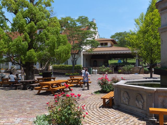 周辺に売店があり、ソーセージやビールを広場でいただけます_おかやまフォレストパーク ドイツの森