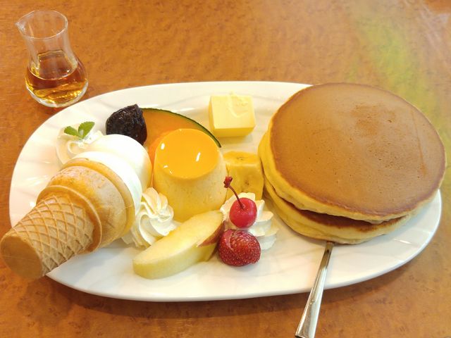 スペシャルホットケーキ。焼きたてホットケーキに自家製プリン&ソフトクリーム☆_スウィートハウス わかば