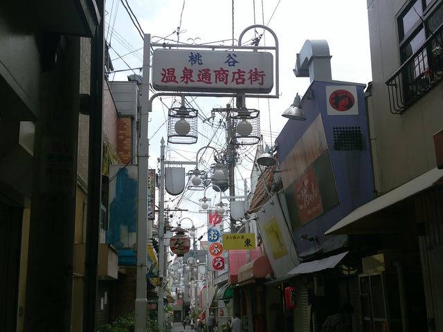 桃谷駅から温泉通商店街に入って右側にあります_まるよし