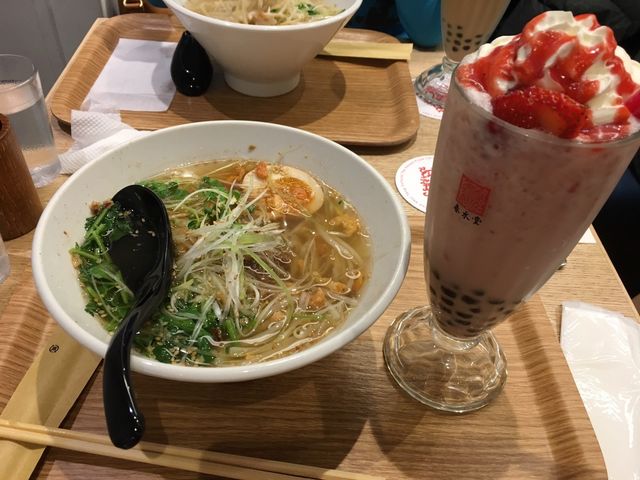 麺と苺タピオカティー_春水堂