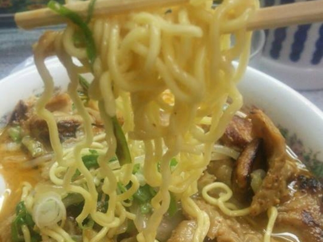 細麺ちぢれ満_ラーメン専門 ひまわり