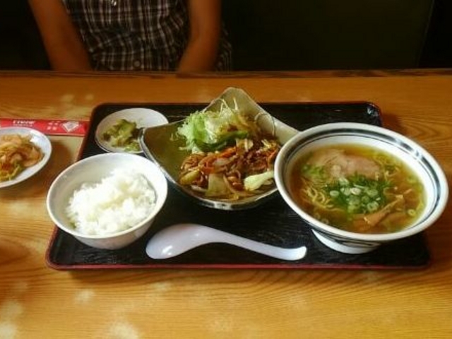 あじへいランチ(こちらはラーメン半玉+ご飯少なめ)_あじへい上野佐那具店