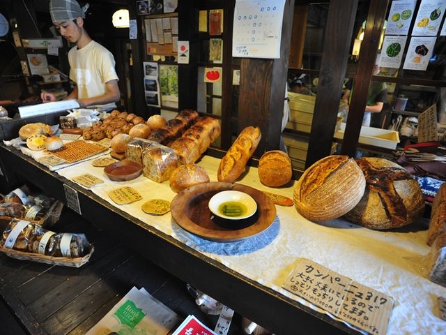 店内に並ぶハード系パン_ルヴァン 信州上田店