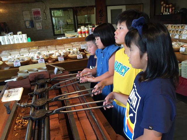 せんべい焼き〜_盛岡手づくり村