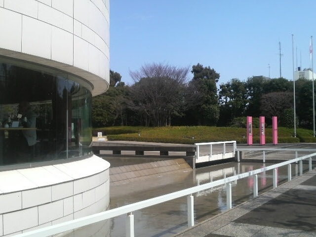 平塚市美術館へやってきました。左の建物がラ・パレット_ラ パレット