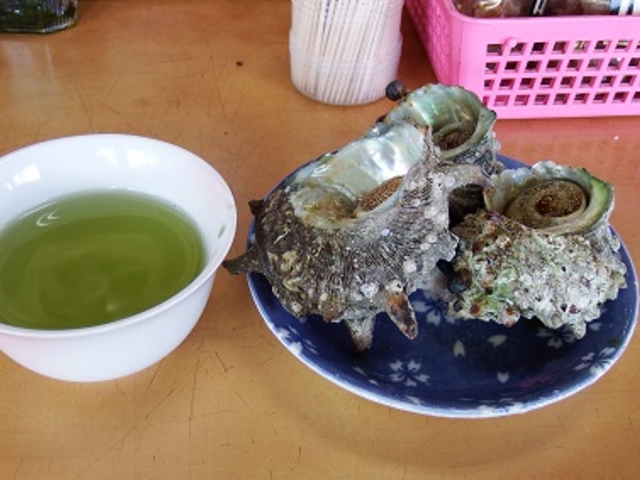 サザエのつぼ焼き 3個〜4個で500円
この日は大きかったので3個でした。_波戸岬サザエのつぼ焼き売店