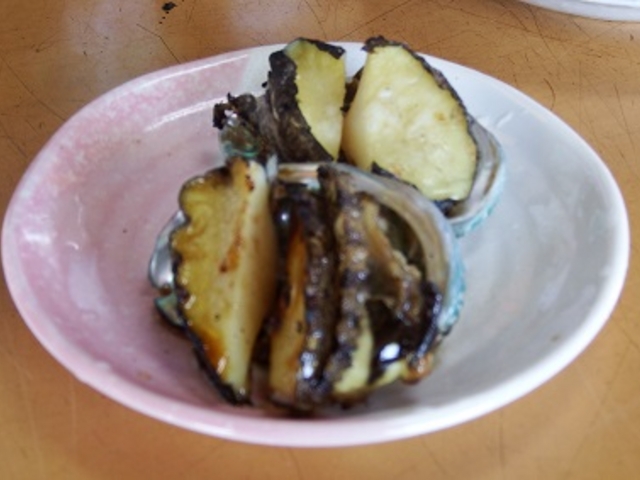 焼きアワビ 塩味と醤油味
選択できます
2個で600円
私は1つづつお願いしました。_波戸岬サザエのつぼ焼き売店