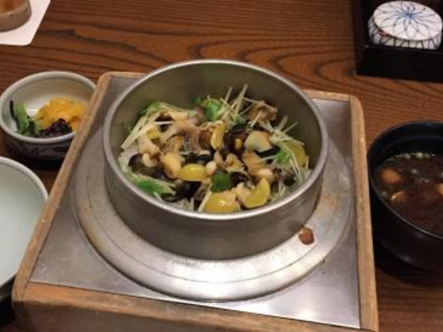 サザエの釜めし_釜飯と串焼き 麻鳥