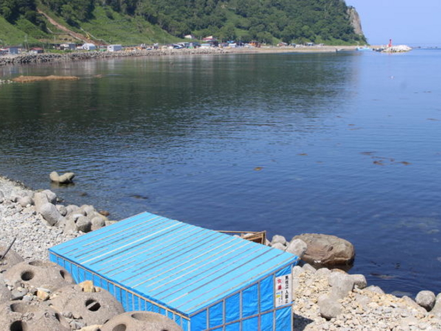 海沿いに露天風呂の小屋があります_相泊温泉