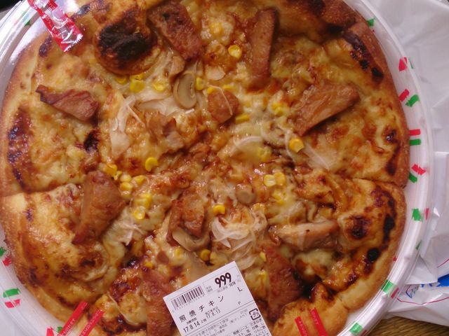 ベーカリーコーナーで販売しているピザの照り焼きLサイズ999円_プラント5 境港店