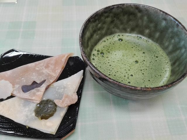 手作りの生八つ橋(おたべ)とお抹茶。_おたべ 本館