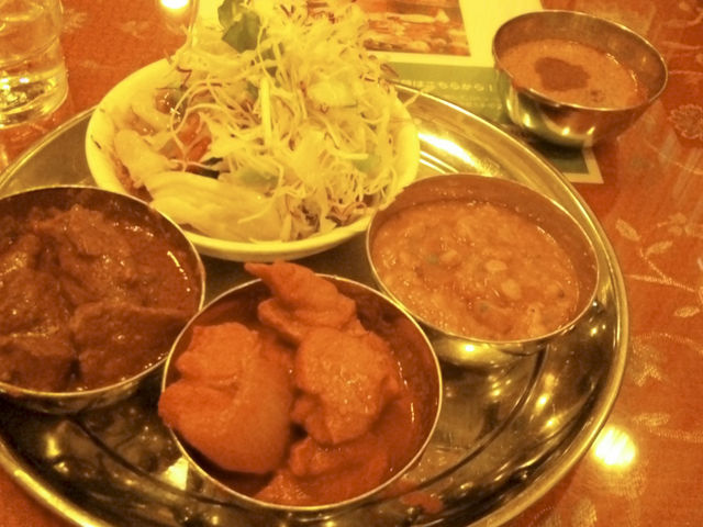 このように小皿に好きなカレーを盛り。ナンやサフランライスと食べます_サムラート 新宿店