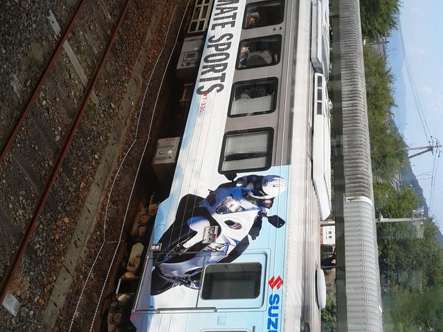 横に見てください。_隼駅