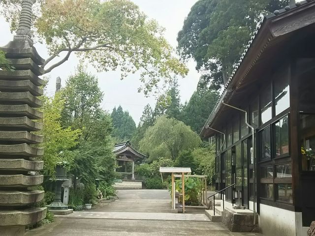 奥の鐘は願いを込めて自由に突けます。
_平等寺