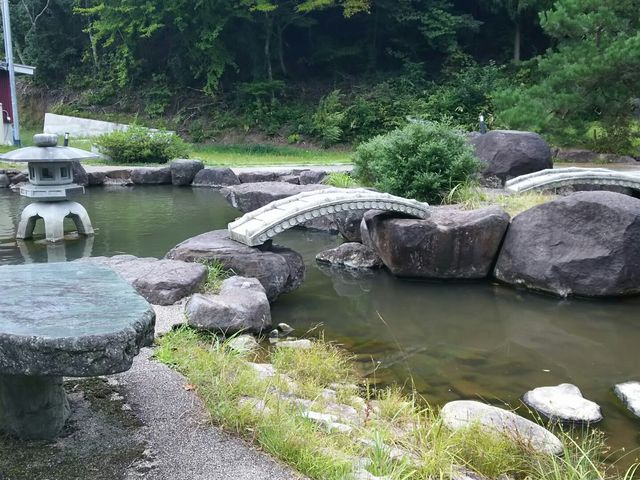 左側が道の駅です。_道の駅 桜峠