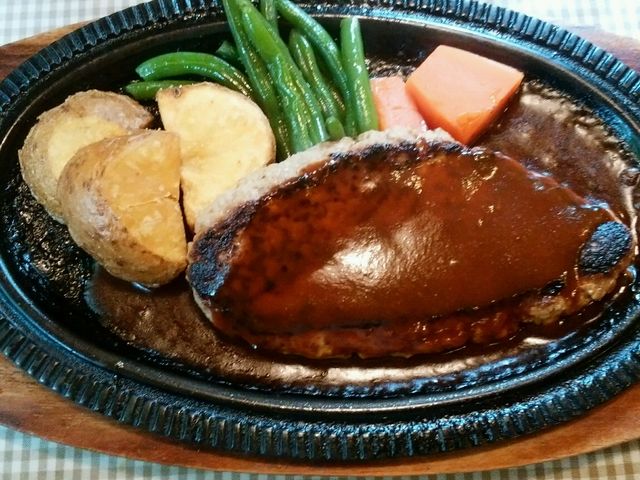 まず、大きさに驚きと柔らかくてふっくらし最高に美味しく頂きました。副菜もいけますよ!
_レストラン ココット