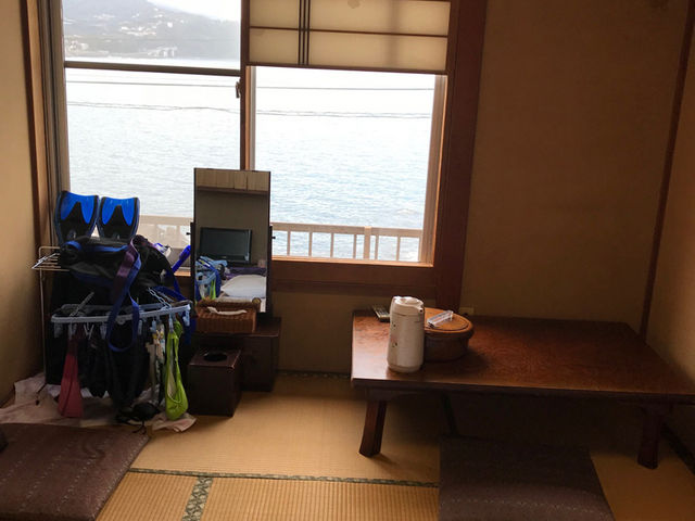 琴ヶ浜と相模湾は一望できるオーシャンフロントの和室。古風で落ちつく空間。テレビも浴衣も完備_しょうとく丸