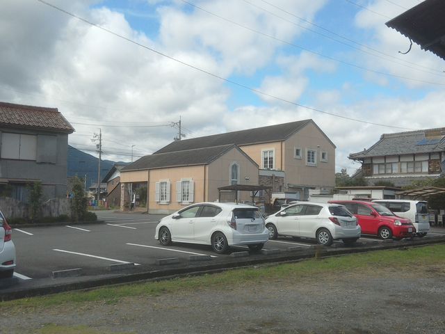 店舗の南東から撮影_洋菓子・レストラン・サンローヤル