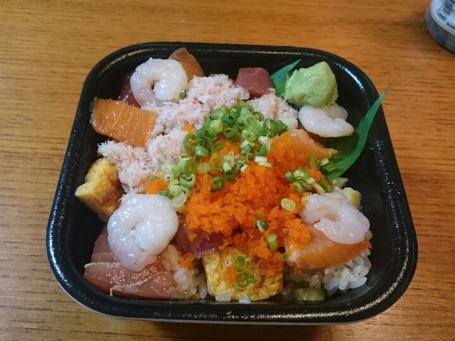 店員さんによって盛り付けが変るのはご愛嬌。_海の丼 丼丸 住吉店