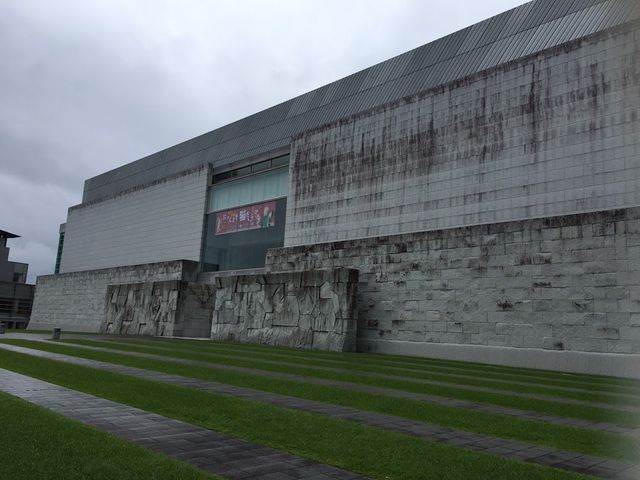 建物も大きく庭も広いです_宮崎県立美術館