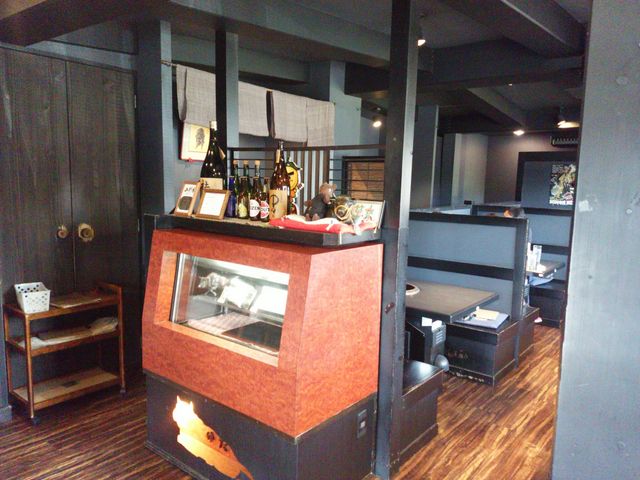 広くはないが、落ち着いた店内_ゆたか