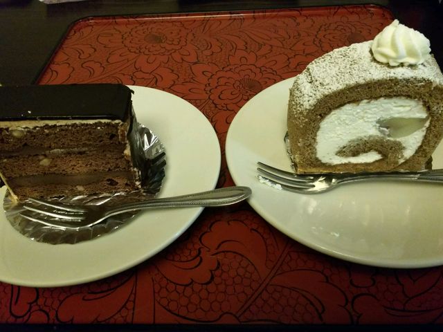 ほうじ茶と栗のロールケーキとチョコレートケーキ_ラ・ピュルテ