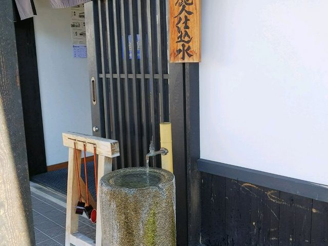 入り口横に仕込水_麗人酒造株式会社