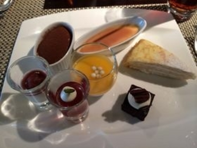 ピンクのハスカップゼリーの酸味が美味しくて何個も食べてしまいました_カスケイドカフェ