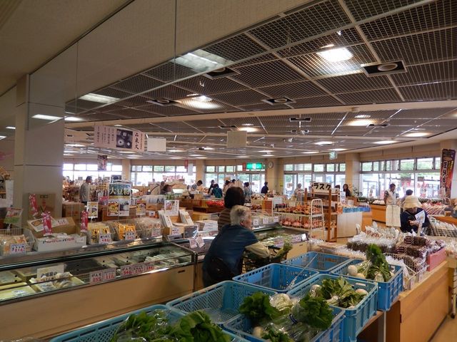 「道の駅みくに」の広い店内_道の駅 みくに