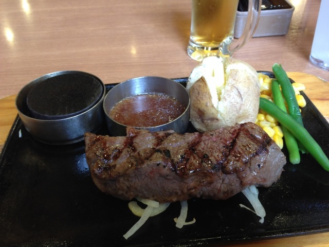 肉の塊を自分の好みで焼きながら!_ビッグボーイ名谷店