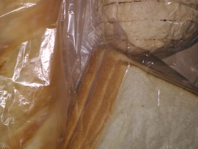 店名の付いた食パン半斤150円とメロンパンラスク、フランスパン_パン工房 岡山