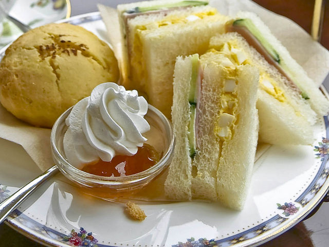 アフタヌーンティーセットに付く、サンドイッチやスコーン、クロテッドクリームなど_SAWAI COFFEE & TEA 松江店