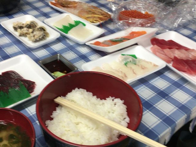 3人で買った物を分けて食事_塩釜水産物仲卸市場