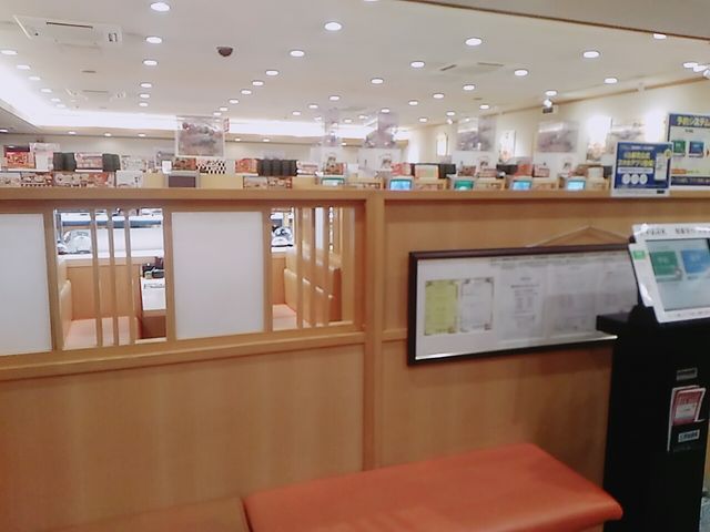 ウェイティングスペースからの店内_くら寿司茅ヶ崎店