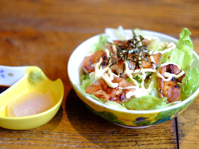 鳥丼です。
左は醤油皿です。_湯の宿山ばと