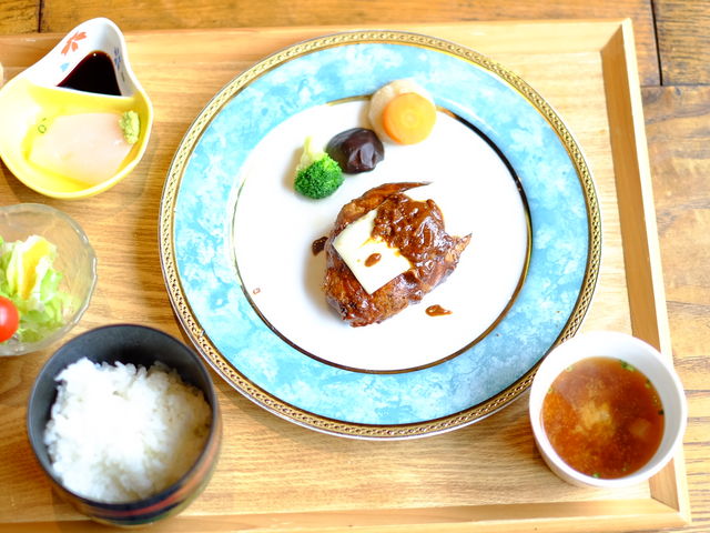 1500円のバーグ定食。_湯の宿山ばと